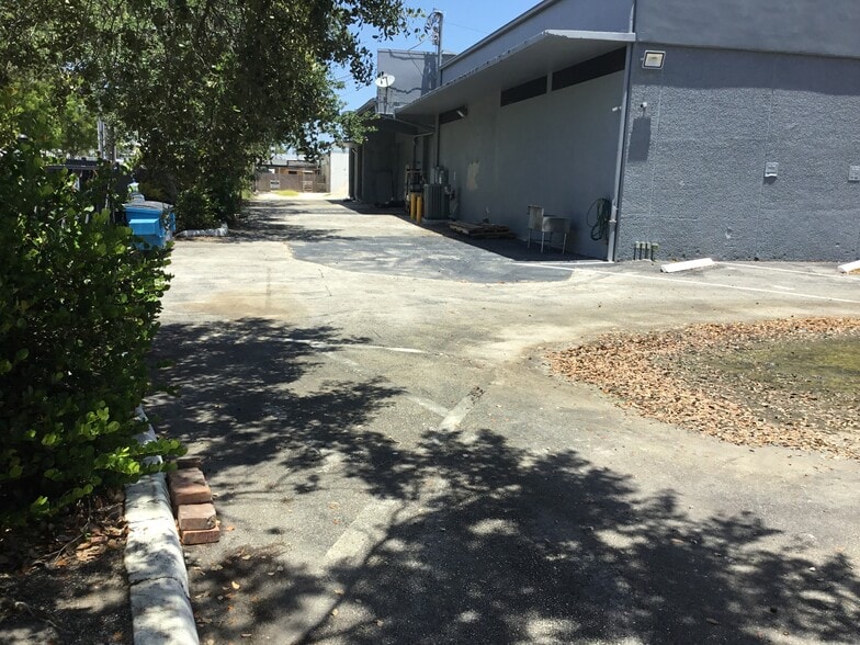More Photos Of 551 S Dixie Hwy E, Pompano Beach Warehouse For Lease