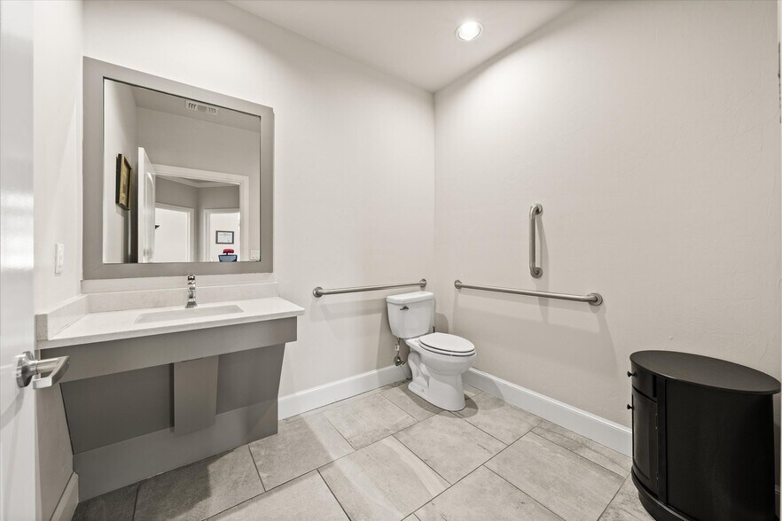 More Photos Of 2224 Bridgeview Blvd, Edmond Office For Sale