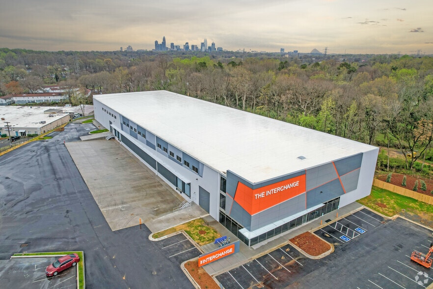 More Photos Of 690 Montana Dr, Charlotte Warehouse For Lease