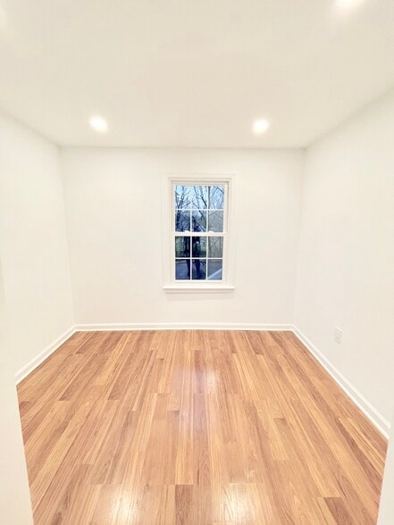 More Photos Of 1064 North St, Greenwich General Retail For Lease