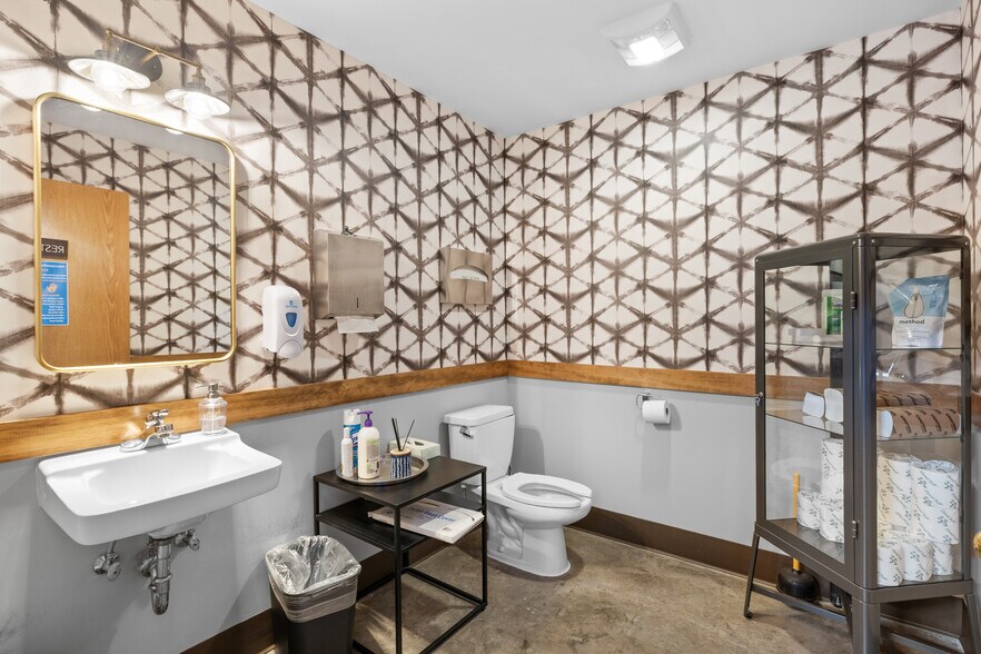 More Photos Of 385-389 Williamson Way, Ashland Flex For Sale