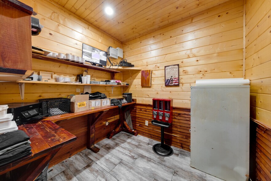 More Photos Of 17589 TX-19 Hwy, Montalba General Retail For Sale