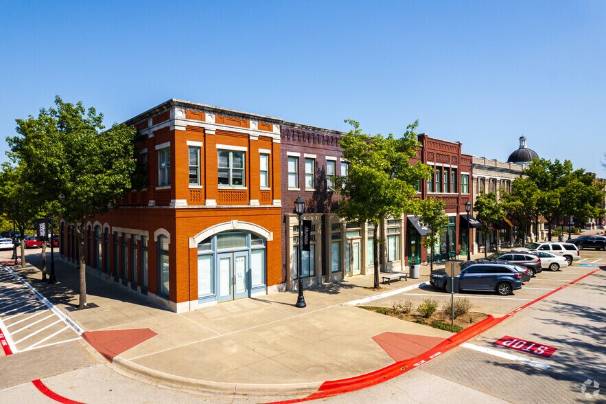 More Photos Of 300-900 Parker Sq, Flower Mound Unknown For Lease