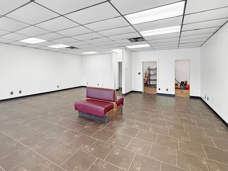 More Photos Of 2920-2926 Merle Hay Rd, Des Moines Storefront For Lease
