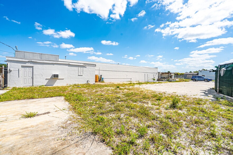 More Photos Of 2111 Fowler St, Fort Myers Warehouse For Sale