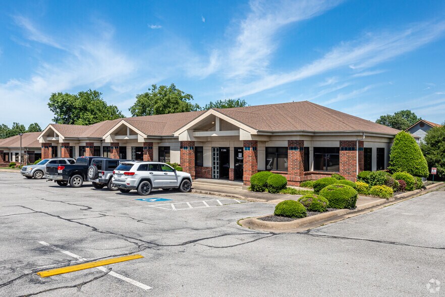 More Photos Of 3291 S Thompson St, Springdale Unknown For Lease