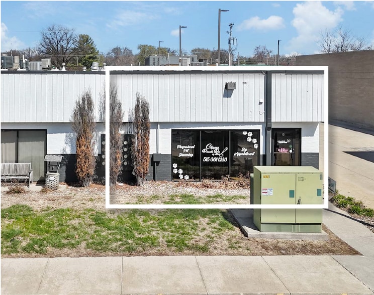 More Photos Of 7020 Douglas Ave, Urbandale Storefront For Lease