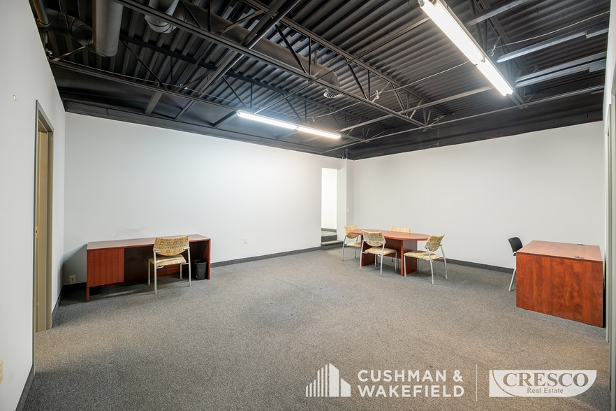 More Photos Of 4461-4463 Renaissance Pky, Cleveland Flex For Sale