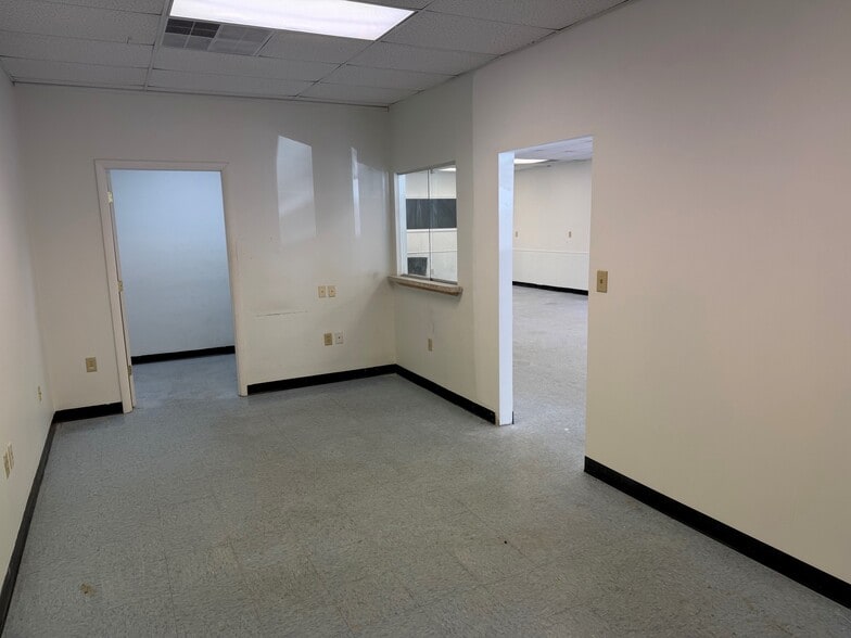 More Photos Of 56 E Glenwood Ave, Smyrna Storefront For Lease