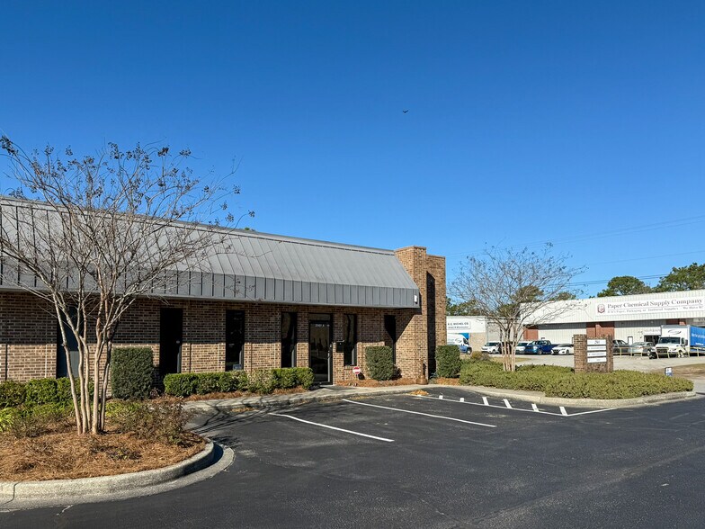 More Photos Of 2561 Oscar Johnson Dr, North Charleston Showroom For Lease