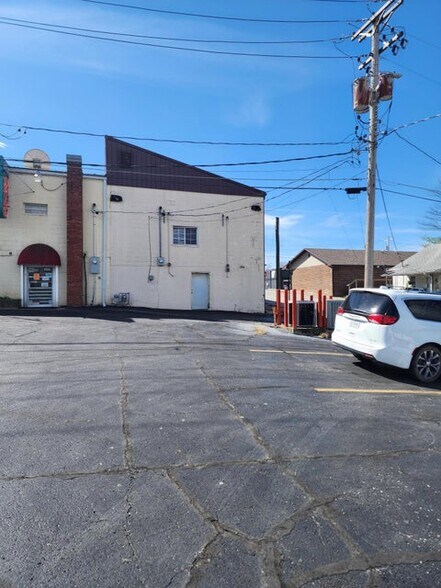 More Photos Of 132 W Washington Ave, Ava Medical For Sale