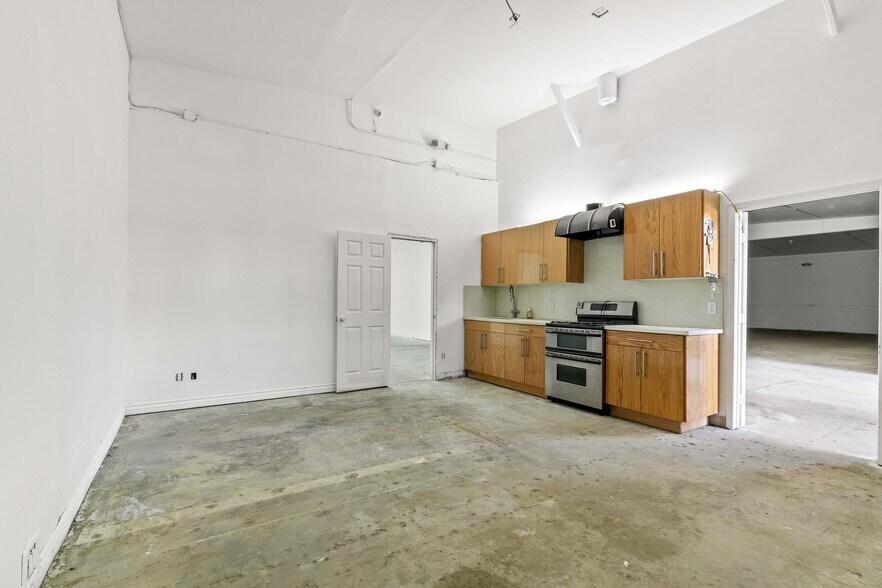 More Photos Of 11834-11836 Vose St, North Hollywood Warehouse For Lease