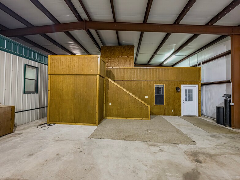 More Photos Of 19300 Valdosta Hwy, Valdosta Light Distribution For Lease
