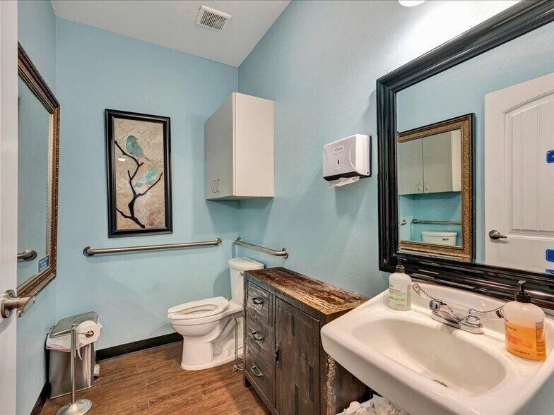 More Photos Of 203 Christie Dr, Lufkin Healthcare For Sale