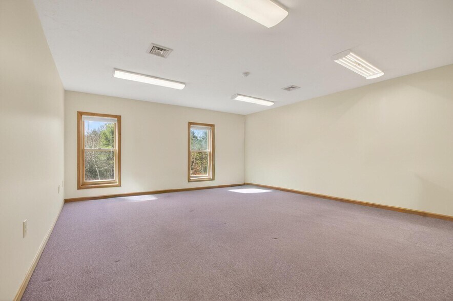 More Photos Of 25 Country Club Rd, Gilford Medical For Sale