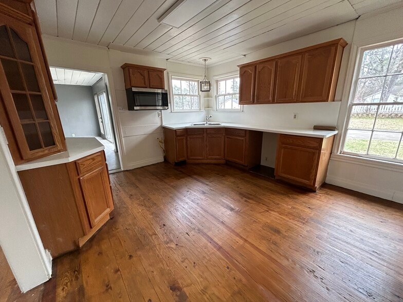 More Photos Of 404 N Henderson Blvd, Kilgore Office For Lease