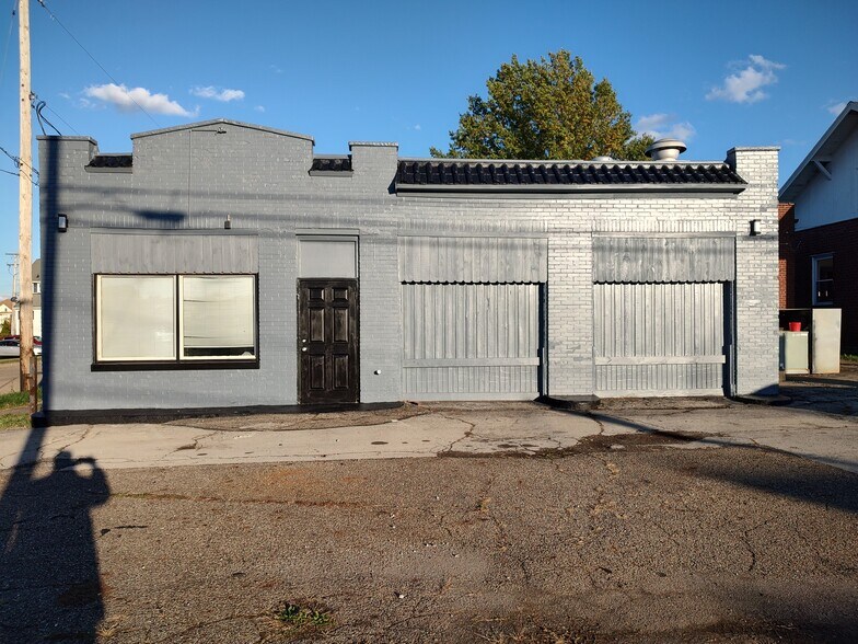 More Photos Of 2106 S Union Ave, Alliance Freestanding For Sale