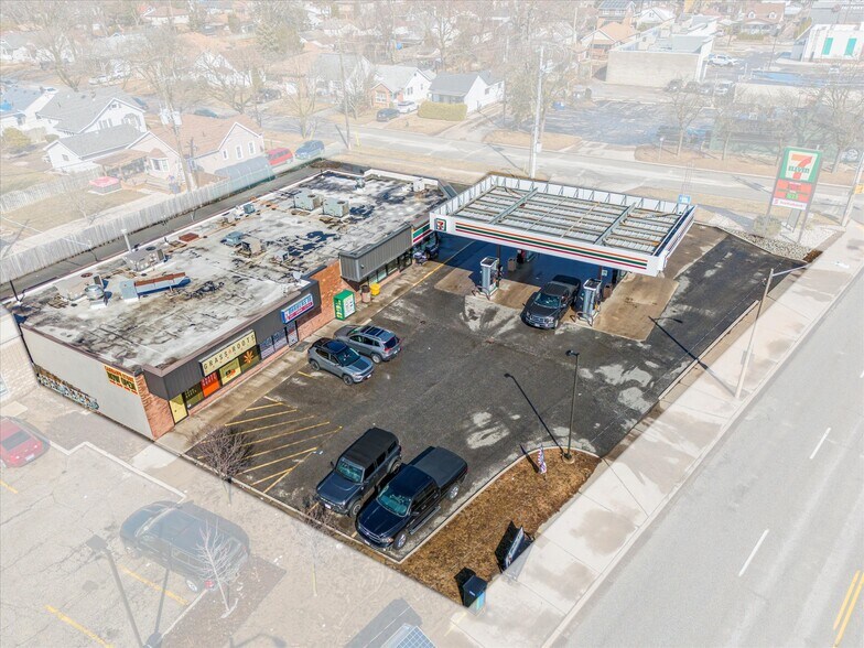 More Photos Of 5124 Tecumseh Rd E, Windsor Freestanding For Sale