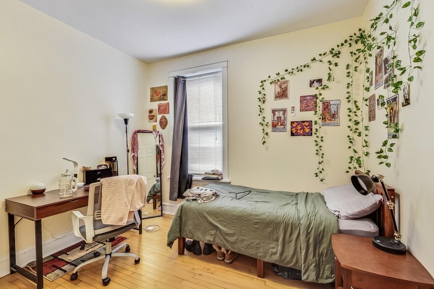 More Photos Of 3814 N Clark St, Chicago Storefront Retail Residential For Sale