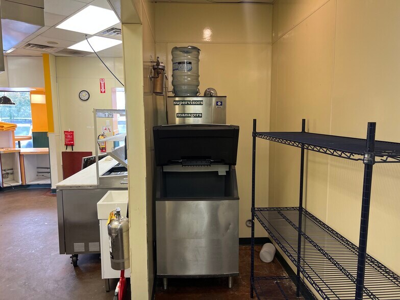 More Photos Of 1621 S 1st Ave, Iowa City Fast Food For Lease