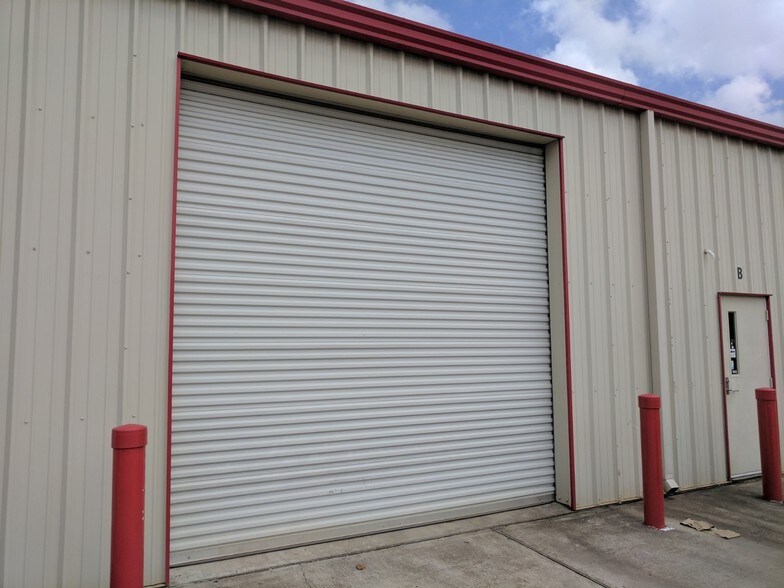 More Photos Of 1715 Dickinson Ave, League City Warehouse For Lease