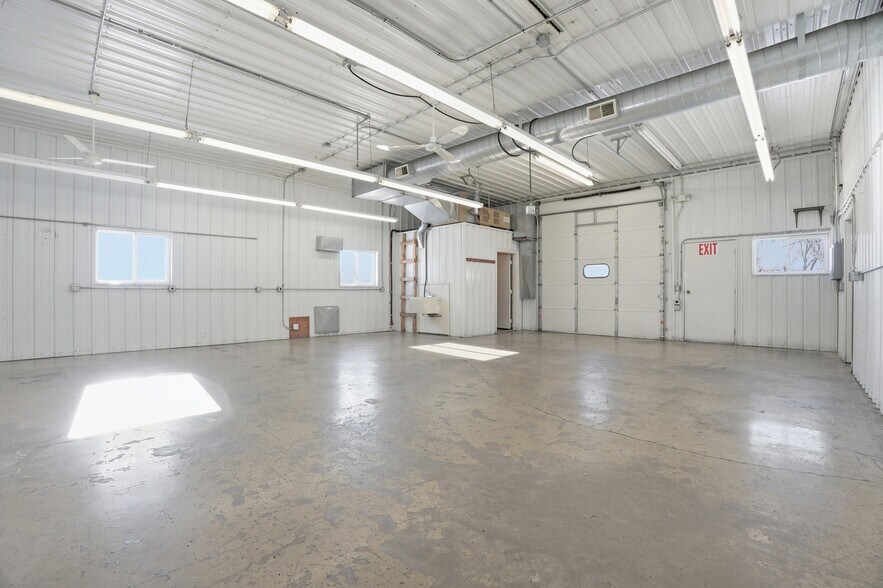 More Photos Of 15652 200th St, Hutchinson Flex For Lease