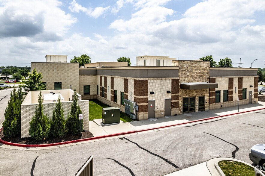 More Photos Of 13405 S Blackbob Rd, Olathe Hospital For Lease