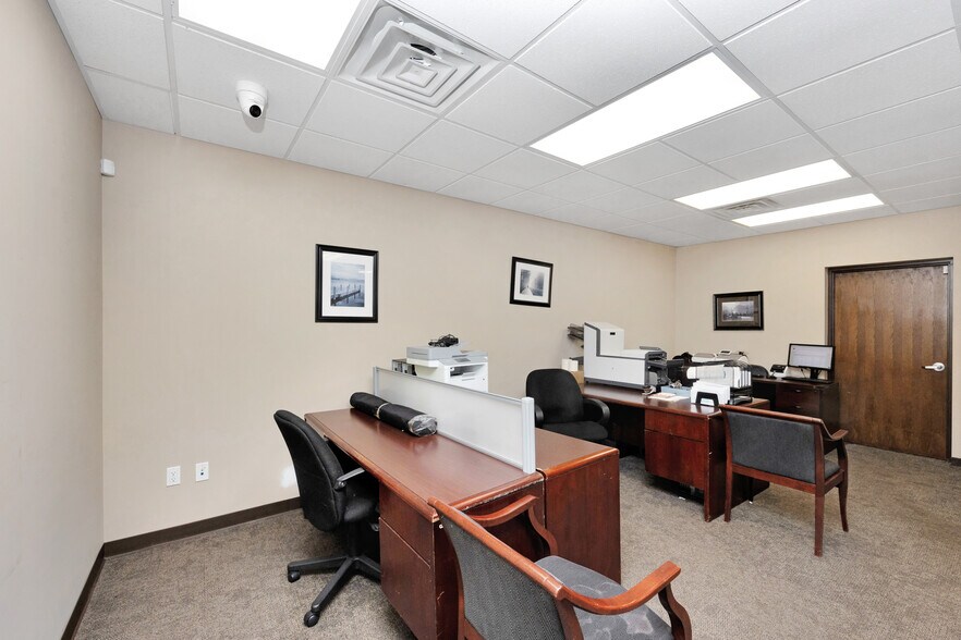 More Photos Of 245-249 W Montauk Hwy, Lindenhurst Office For Lease