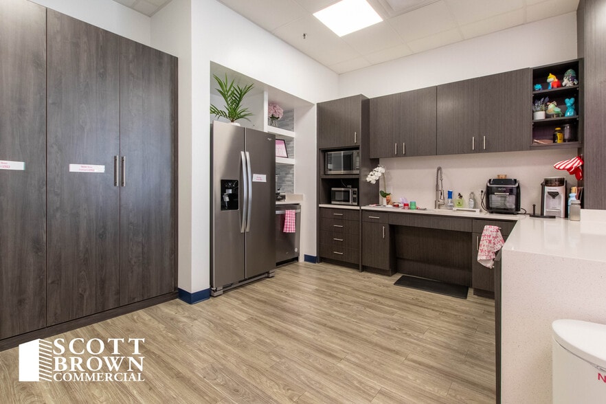 More Photos Of 650 Industry Way, Prosper Showroom For Lease