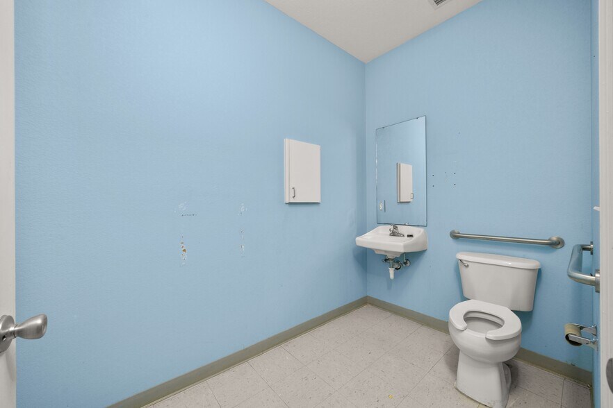 More Photos Of 401 W Interlake Blvd, Lake Placid Office For Sale