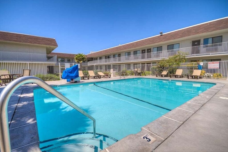 More Photos Of 11049 W Gateway Blvd, El Paso Hotel For Sale