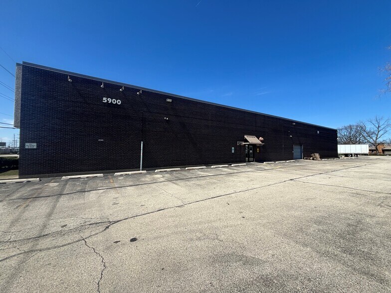 More Photos Of 5900 Howard St, Skokie Warehouse For Lease