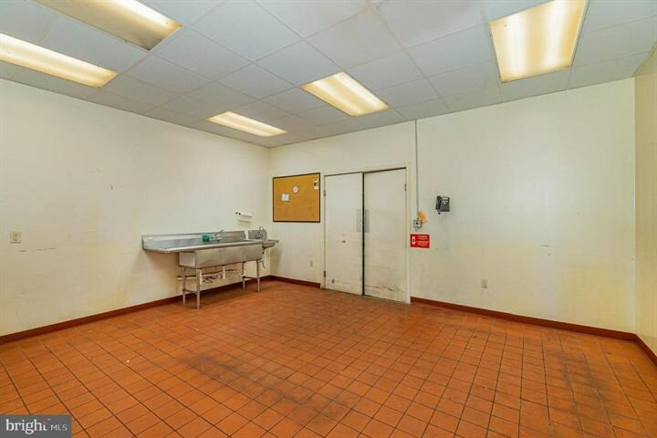 More Photos Of 122 Beech St, Carlisle Light Distribution For Lease