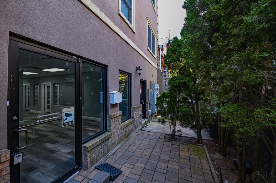 More Photos Of 328A Main St, Huntington Storefront Retail Office For Lease