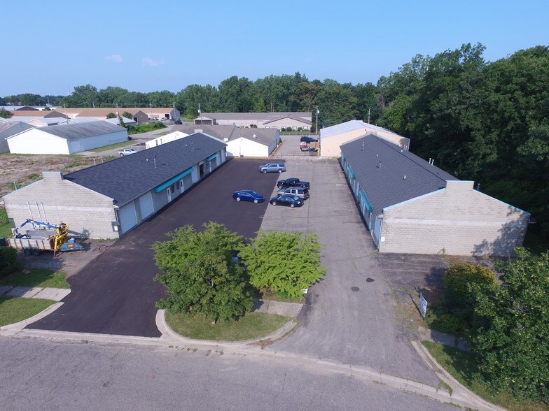 More Photos Of 400 Business Centre Dr, Lansing Research And Development For Lease