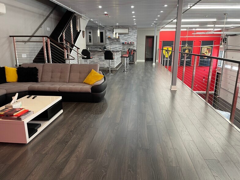 More Photos Of 2220 Ferry Rd, Naperville Showroom For Sale