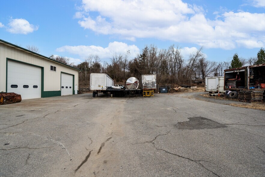 More Photos Of 10 Park Dr, Franklin Warehouse For Lease