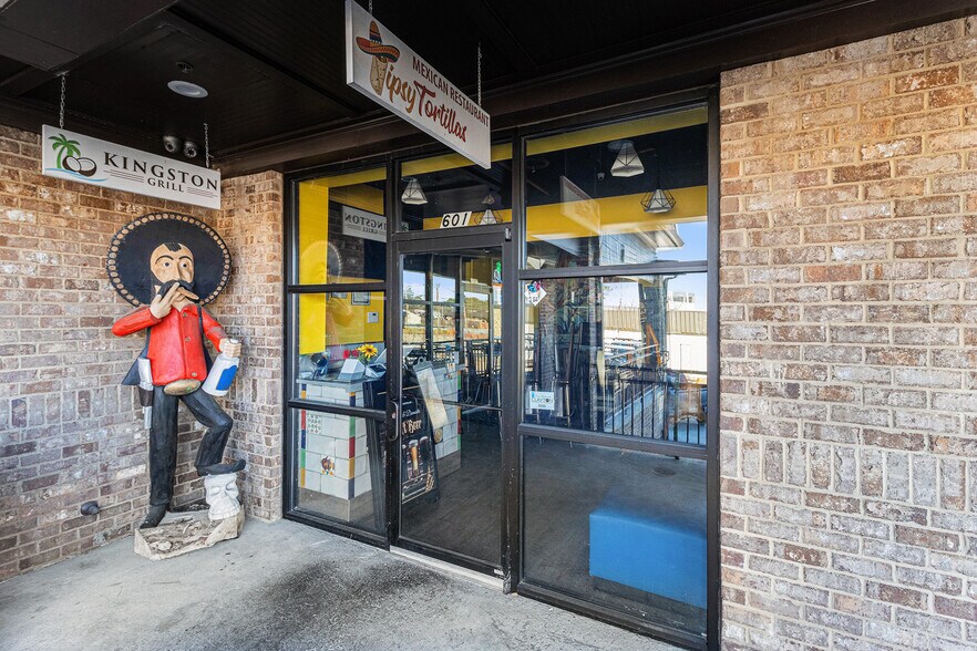 More Photos Of 1105 Main St, Forest Park Freestanding For Lease