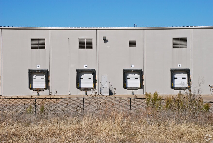 More Photos Of 3700 Pinnacle Point Dr, Dallas Distribution For Lease