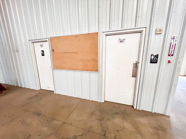 More Photos Of 3201 W Murphy St, Odessa Warehouse For Sale