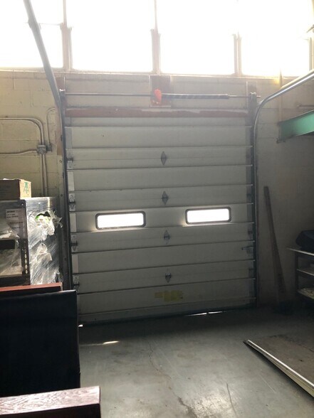 More Photos Of 5979 N Elm Ave, Millerton Warehouse For Lease