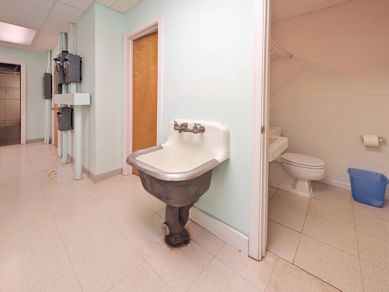 More Photos Of 1208 E Main St, Luray Flex For Sale