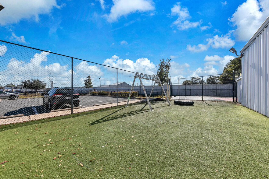 More Photos Of 2500 S Ferdon Blvd, Crestview Storefront For Lease