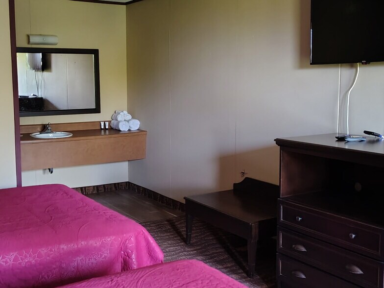 More Photos Of 10770 E State Highway 76, Branson West Hotel For Sale