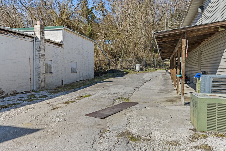 More Photos Of 476 N Main St, Clinton General Retail For Sale