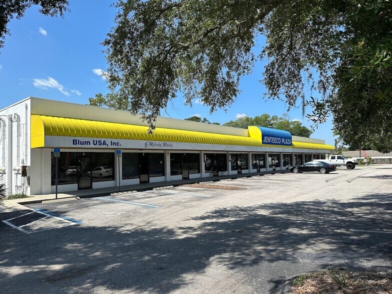 More Photos Of 821 NE 36th Terrace, Ocala Department Store For Lease