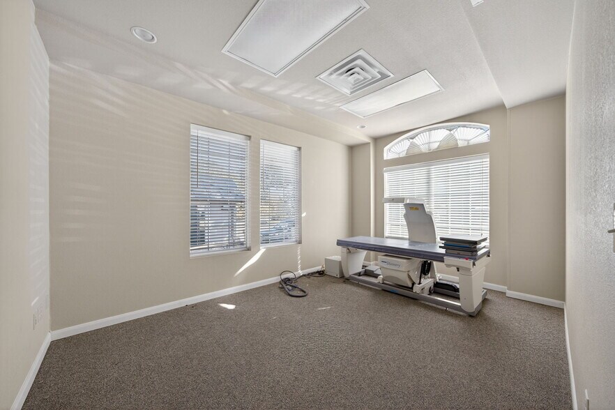 More Photos Of 4230 Gardendale St, San Antonio Office For Sale