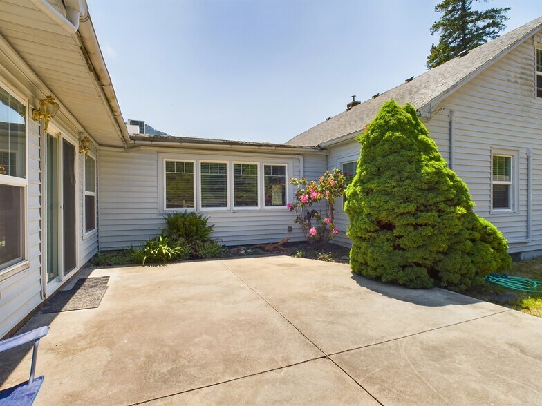 More Photos Of 47393 Highway 58, Oakridge Convenience Store For Sale