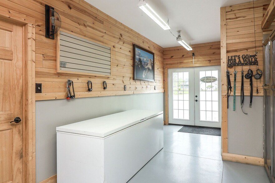 More Photos Of 27 S 100 W, Valparaiso Veterinarian Kennel For Sale