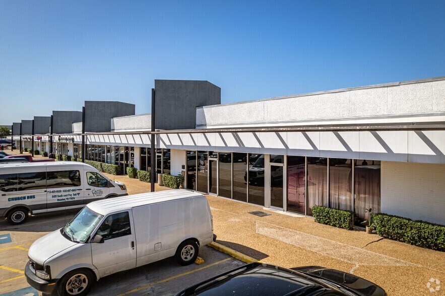 More Photos Of 6400 Southwest Fwy, Houston General Retail For Sale